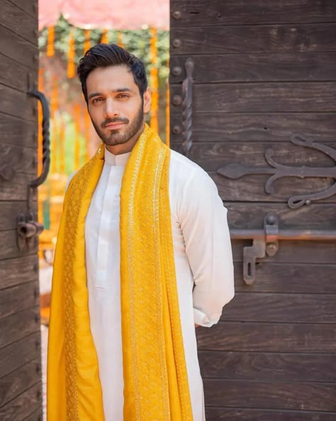 White Kurta For Haldi Men, Mens Mehndi Outfit, Boys Haldi Outfit, Mehndi Outfit For Men, Haldi Outfits For Groom, Haldi Outfit For Men, Mens Mehndi, Haldi Ceremony Outfit For Men, Photoshoot Dress Ideas