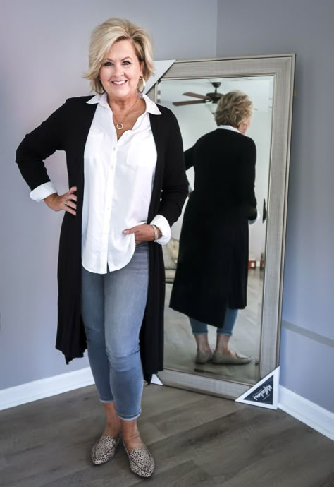 A MINIMAL AND CLASSIC LOOK FOR STAYING AT HOME - 50 IS NOT OLD Stylish Outfits For Women Over 50, Clothes For Women Over 50, Mode Tips, Look Jean, Over 60 Fashion, 60 Fashion, 50 Style, Over 50 Womens Fashion, Women Over 50