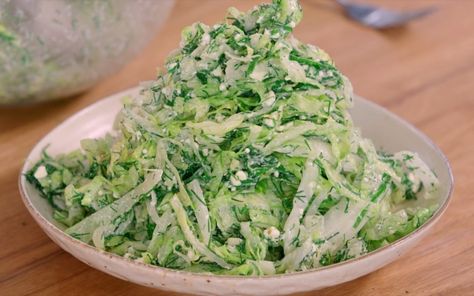 Marouli Salad, Tv Chefs, Chicken Pie, Iceberg Lettuce, Large Salad Bowl, Veg Recipes, Greek Recipes, How To Dry Oregano, Salad Bowls