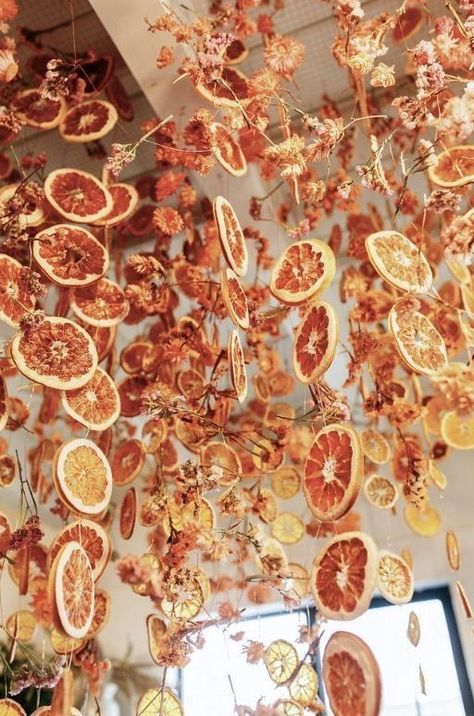 Dried Citrus Aesthetic, Dried Flower Kitchen, Autumn Flower Installation, Dried Flower Holiday Decor, Cottagecore Party Decor Diy, Winter Dried Flowers, Cottagecore Autumn Decor, Autumn Event Decor, Dried Fruit Wedding Decor