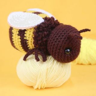 PATRONES AMIGURUMI GRATIS: PATRON GRATIS ABEJA AMIGURUMI 43957 Bee Crochet, Bee Free, Bee Toys, Confection Au Crochet, 4mm Crochet Hook, Crochet Bee, Valentines Crochet, I Love This Yarn, Crochet Simple