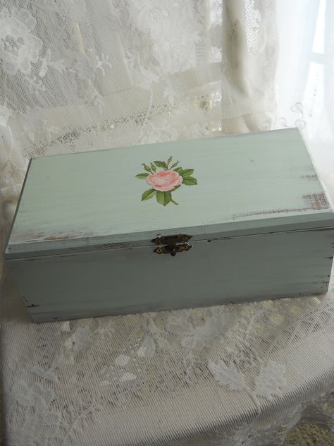 Painted Box Aesthetic, Jewellery Box Painting Ideas, Painting A Box Ideas, Painted Recipe Box, Recipe Box Diy, Senior Boxes, Wooden Box Crafts, Distress Paint, Shabby Chic Colors