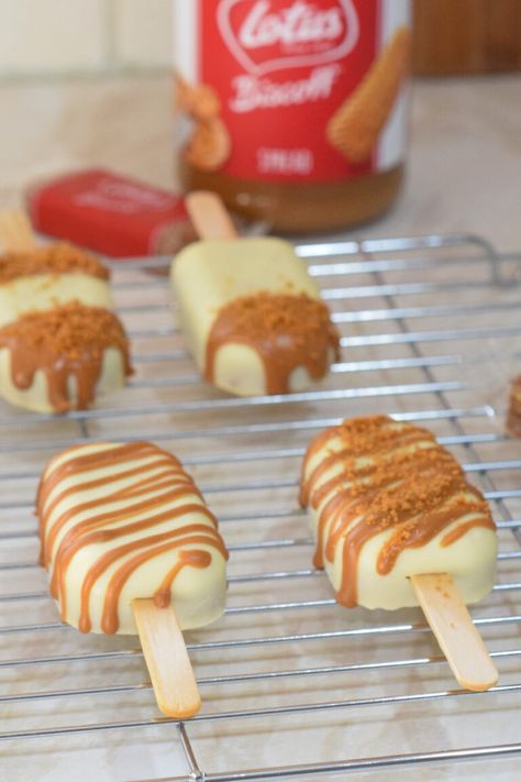 Biscoff Cakesicles (Cake Pop Popsicles) Recipe - Sweet Mouth Joy Cake Pop Filling Ideas, Cakesicle Filling Ideas, Biscoff Cake Pops, Biscoff Cakesicles, Cake Popsicles Recipe, Cakecicles Recipes, Cake Popcicles Ideas, Cakesicle Recipes, Cake Cycles