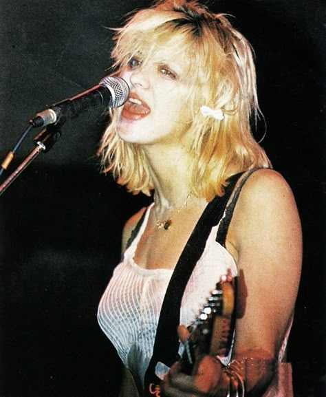 Courtney Love Courtney Love 90s, Hole Band, Courtney Love Hole, Kurt And Courtney, Hollaback Girl, Celebrity Skin, Fashion Grunge, Riot Grrrl, Courtney Love