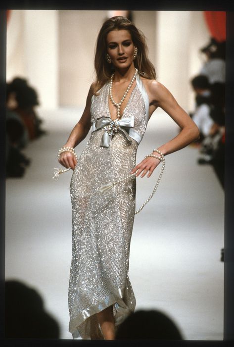 90s High Fashion, Vintage Runway Fashion, High Fashion Couture, 90s Runway Fashion, Runway Fashion Couture, Runway Outfits, Chanel Spring, Claudia Schiffer, Runway Dresses