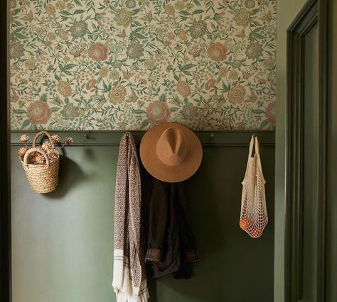 Heidi Callier Wallpaper, Vintage Wallpaper Hallway, Window Nook Wallpaper, Light Vintage Wallpaper, Floral Neutral Wallpaper, Floral Wallpaper Laundry Room, Mudroom Art, English Cottage Wallpaper, Green Wallpaper Home