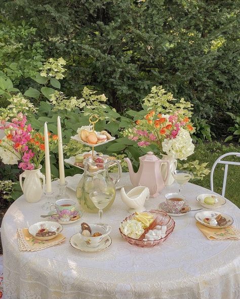 Parisian Garden Party, Tea Party Place Settings, High Tea Aesthetic, Peaceful Cottage, Tea Garden Party, Faux Flower Centerpiece, Floral Tea Party, Spring Tea Party, Dream Tea