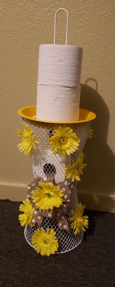 Bumblebee Bathroom Ideas, Toilet Paper Holder Crafts, Dollar Tree Crafts To Sell, Upcycle Containers, Sunflower Bathroom Decor, Bee Kitchen Decor, Sunflower Ideas, Diy Toilet Paper Holder, New Home Diy