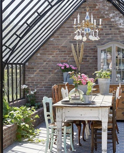 American Farmhouse Style (@americanfarmhousestyle) • Instagram photos and videos Greenhouse Dining Room, Solarium Room, American Farmhouse Style, Greenhouse Shed, Conservatory Dining Room, Greenhouse Interiors, Outdoor Dining Room, Backyard Greenhouse, Greenhouse Plans