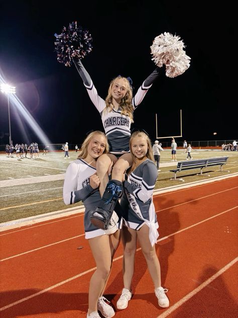 Cheer Photo Ideas, Highschool Cheer, Cheerleading Pyramid, Cheerleader Poses, Cheerleading Poses, Cheerleading Workout, Cheer Photo, Basketball Cheer, Cheer Athletic