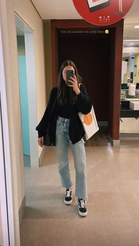 College Basic Outfits, Post College Outfits, Cinema Outfit Ideas Casual, University Outfit Ideas Casual, Outfits For Class College, Outfit Ideas With Vans, Ootd Vans, Vans Ootd, Black Vans Outfit