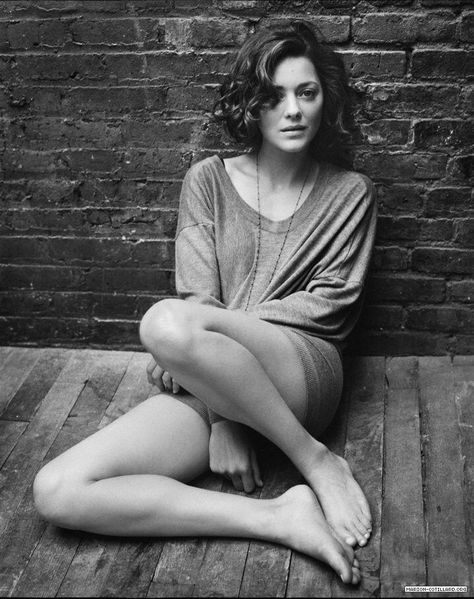 Marion Cotillard | Marion cotillard, Photoshoot, Celebs Marion Cottilard, Mark Seliger, Brunette Hair With Highlights, Plus Size Fall Outfit, Marion Cotillard, Body Shots, Fringe Hairstyles, French Actress, Hairstyles For Round Faces