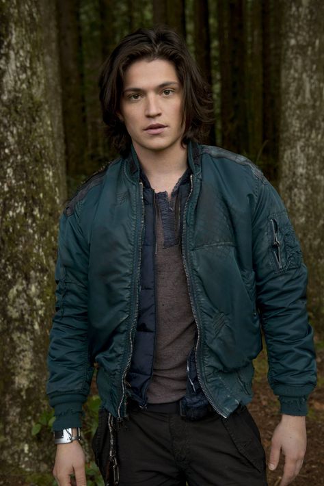 The 100 S1 Thomas McDonell as "Finn Collins" Thomas Mcdonell, Lexa Y Clarke, The 100 Cast, The 100 Show, The Hundreds, The Cw, Best Tv Shows, Film Serie, Pretty Little Liars