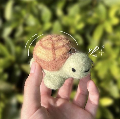 Small Needle Felting Ideas, Needle Felt Turtle, Tiny Felted Animals, Needle Felting Turtle, Aesthetic Needle Felting, Needle Felted Keychains, Cute Felting Ideas, Needle Felting Keychain, Needle Felt Keychain