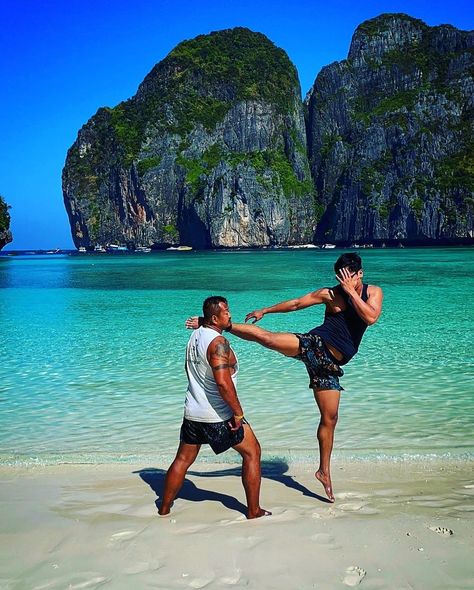 Muay Thai Art, Martial Arts Photography, Muay Thai Gym, Thai Beach, Tiger Muay Thai, Boxing Images, Boxe Thai, Muay Thai Training, Jdm Wallpaper