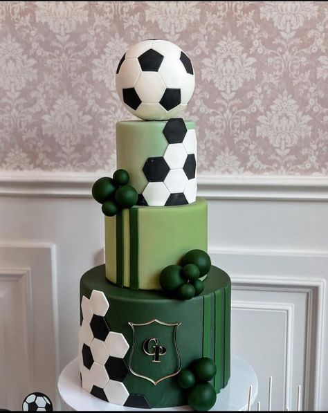 Soccer Party Cake, Soccer Cake Ideas For Boys, Soccer Theme Cake, Soccer Food, Soccer Birthday Theme, Soccer Theme Birthday Party, Football Theme Cake, Messi Birthday, Soccer Party Decorations