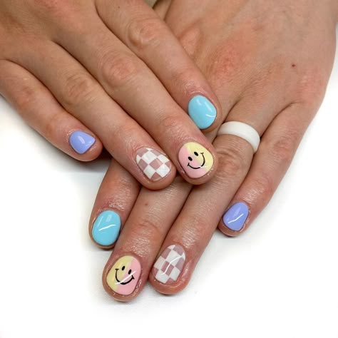 Hipster Nail Designs, 80s Nail Art, Smiley Nail Art, Hipster Nails, Smiley Nails, Spirit Fingers, Subtle Nail Art, Checkered Nails, Mani Ideas