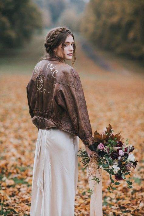 48 Wedding Jacket Ideas for the Modern Bride #2018weddingtrends #bridaljackets #alternativebride Bridal Outerwear, Boho Wedding Jacket, Autumn Wedding Photography, Free Spirit Wedding, Wild Bouquet, Boho Rocker, Wedding Jackets, Mode Rock, Autumnal Wedding