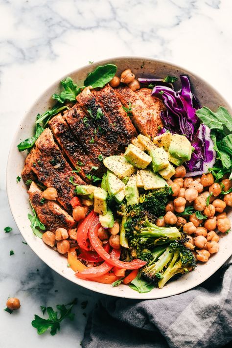 Better In a Bowl: 20 Healthy Power Bowl Recipes! - The Lyons' Share Wellness Blackened Chicken Recipe, Pasti Fit, Power Bowl Recipe, Avocado Recipe, Healthy Bowls Recipes, Blackened Chicken, Recipe Critic, Power Bowls, Healthy Bowls