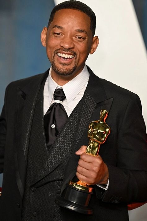 OSCAR bosses have finally spoken out to condemn Will Smith slapping Chris Rock and confirmed they are launching a formal review’ In a short statement, the Academy made it clear they will not be taking Best Actor winner Will’s actions lightly. An official spokesperson said: “The Academy condemns the actions of Mr. Smith at last […] Will Smith Men In Black, Will Smith Oscar 2022, Will Smith Portrait, Will Smiths Son, Will Smith Actor, Will Smith Meme, Best Actor Oscar, The Slap, Chris Rock