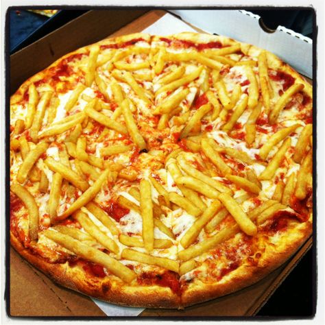 "Patatosa" Pizza with French Fries! Believe it or not, this pizza is popular in Italy. Pizza French Fries, Pizza Craft, Artisan Pizza, Fried Potatoes, French Fries, Hawaiian Pizza, Pizza Recipes, Italian Recipes, Comfort Food