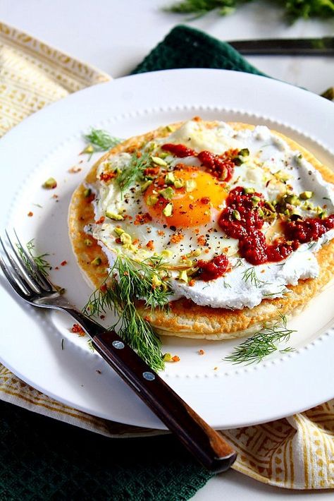 Turkish Fried Egg Flatbread Recipe by Peachy Palate Savoury Breakfast, Turkish Eggs, Flatbread Recipe, Flatbread Recipes, Eggs Recipe, Fried Eggs, Coconut Yogurt, Savory Breakfast, Avocado Egg