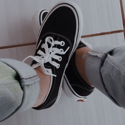 Vans Authentic Shoes, Mens Vans Shoes, Tenis Vans, Casual Sneakers Women, Vans Authentic, Colourful Outfits, Looks Style, Womens Casual Outfits, Vans Old Skool Sneaker