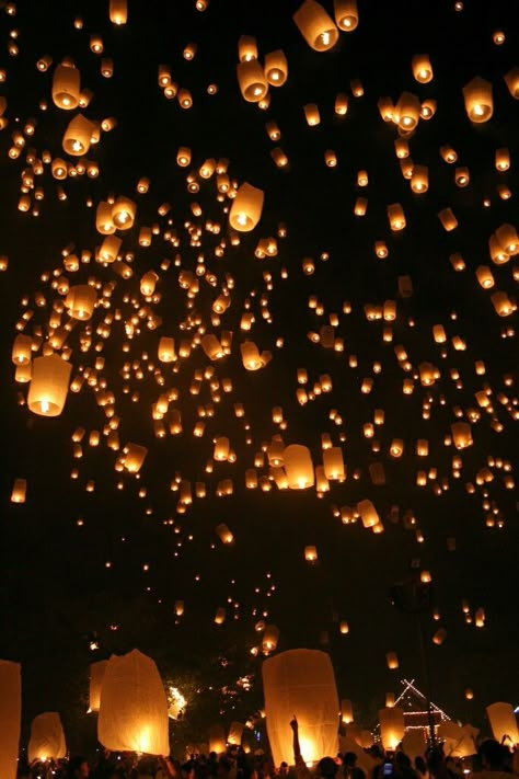 Lantern Festival Lanterns Festival, Floating Lantern Festival, Floating Lanterns, Lantern Festival, Arte Fantasy, Chiang Mai, Oh The Places Youll Go, Dream Destinations, Places I Want To Go