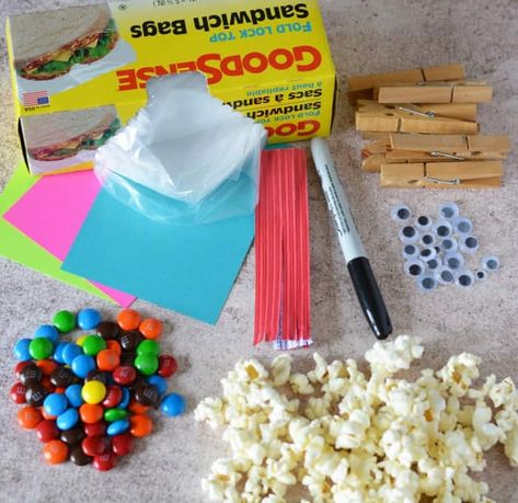 Ingredients and materials needed to make Fish Snack bags for kids Vbs Meals, Easy Preschool Snacks, Fish On A Hook, Bible School Snacks, Sunday School Snacks, School Snacks For Kids, Fish Snacks, Fishers Of Men, Snack Holders