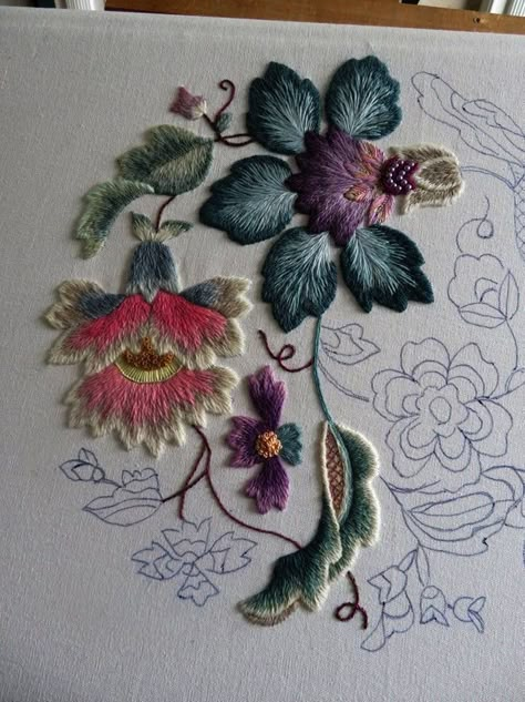 Bordado Jacobean, Jacobean Embroidery, Crewel Embroidery Patterns, Crewel Embroidery Kits, Pola Sulam, Brazilian Embroidery, Embroidery Flowers Pattern, Embroidery Supplies, Embroidery Tutorial