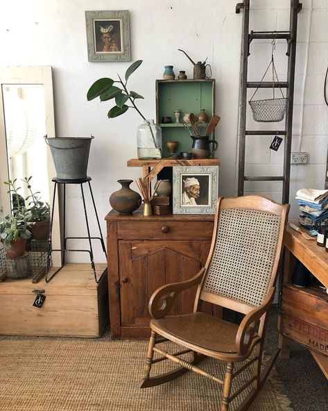 Second Hand Shop Interior, Second Hand Interior Design, Second Hand Home Decor, Second Hand Shop Ideas, Second Hand Furniture Shop, Charity Shop Display Ideas, Vintage Homeware, Hand Furniture, Provincial Home