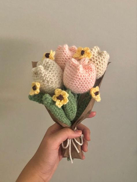 Crochet Gifts Aesthetic, Crochet Flower Aesthetic, Crochet Gifts For Bestie, Crochet Flowers Aesthetic, Crochet Flower Bouquet Aesthetic, Cute Crochet Ideas Aesthetic, Plushie Bouquet, Crochet Bouquet Flowers, Crochet Ideas Aesthetic