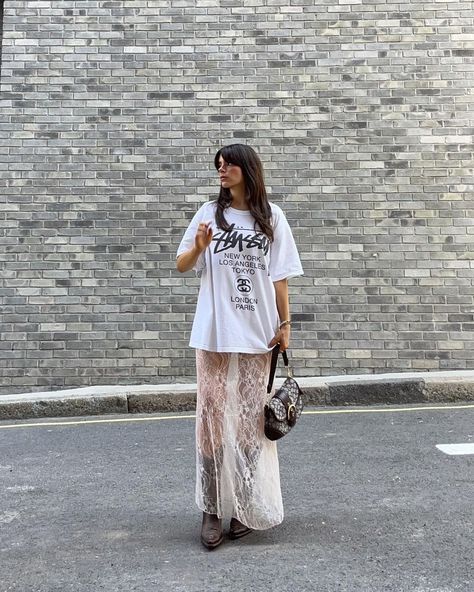 strut strut | Instagram Sheer Skirt Outfit Street Styles, Lace Skirt Outfit Summer, Long Lace Skirt Outfit, Lace Outfit Aesthetic, Lace Skirt Outfit Ideas, White Lace Skirt Outfit, Macrame Keychain Pattern, Macrame Keychain Diy, Lace Skirt Outfit