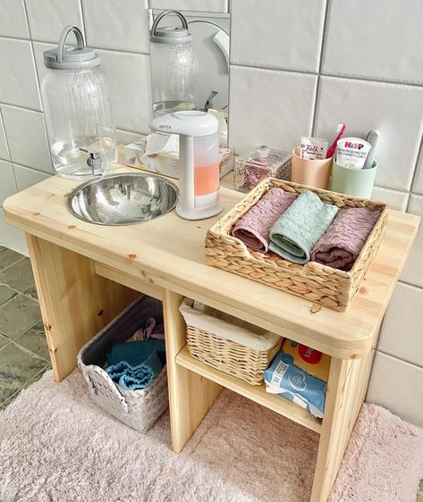 8 Tipps, um ein Montessori-Badezimmer einzurichten - Montessori Mom Montessori Changing Station, Montessori Bathroom Station, Montessori Bad, Montessori Aesthetic, Ikea Montessori Hacks, Montessori Nursery Ideas, Montessori Baby Room, Montessori Bathroom, Montessori Room Ideas