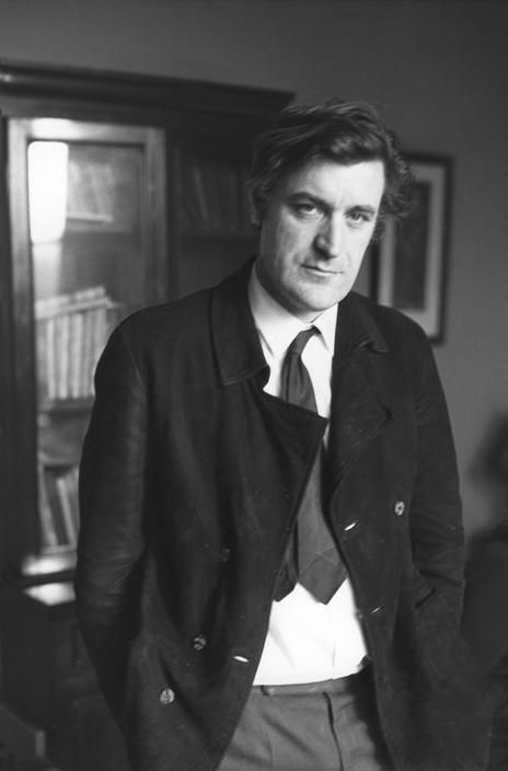 Henri Cartier-Bresson, Le poète britannique Ted Hugues, 1971. © Henri Cartier-Bresson/Magnum Photos. Henry Cartier Bresson, Ted Hughes, 35 Mm Film, Famous Pictures, Henri Cartier Bresson, Writers And Poets, Photographer Portfolio, French Photographers, Bnw Photography