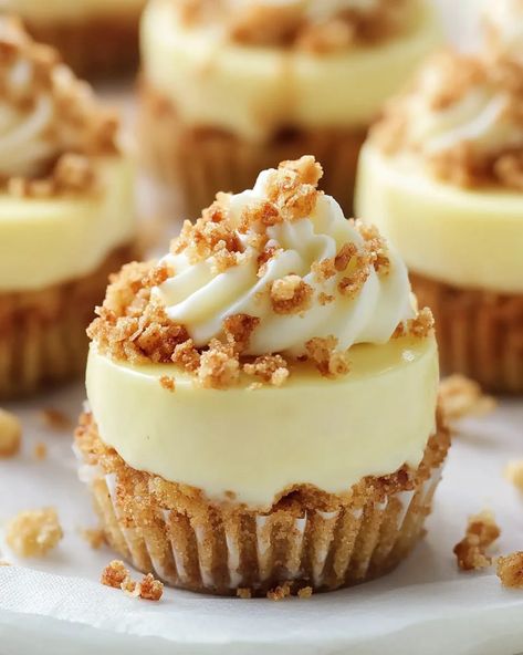 Apple Crisp Mini Cheesecakes - recipesbyava.com Cheese Cakes Recipes Easy, Cakes Recipes Easy, Apple Crisp Mini, Mini Apple Crisp, Mini Apple Cheesecake, Lemon Butter Cookies Recipe, Cheesecake Apple, Apple Crisp Topping, Mini Cheesecakes Easy