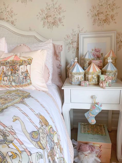 Parisian girl bedroom Carousel Bedroom, Parisian Nursery, Parisian Birthday, Bedroom For Girls Kids, Daughter Bedroom, Toddler Girl Room, Shabby Chic Room, Vintage Baby Girl, Shared Room