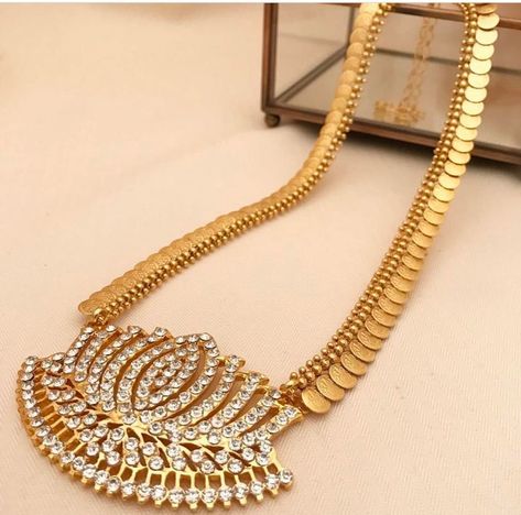 Kasu Mala, Indian Jewellery Gold, Gold Jewels Design, Antique Necklaces Design, Gold Jewelry Outfits, Antique Jewellery Designs, Gold Chain Design, Gold Bridal Jewellery Sets, Antique Bridal Jewelry