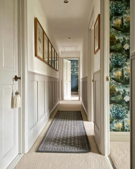 Country Cottage Hallway Ideas, Hallway Decor Ideas, Western Cottage, Hallway Makeover, Decor Hallway, Narrow Hallway Decorating, Hallway Designs, Hallway Design, Long Hallway