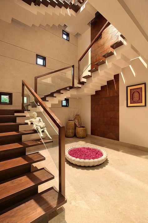 A modern bungalow using concrete, exposed brick design is designed and constructed by KN Associates. Contemporary style architecture with use of kota stone. Vstupná Hala, درج السلم, Home Designs Exterior, Staircase Design Modern, Stairs Design Interior, Stair Railing Design, Stairs Design Modern, Stairway Design, Concrete Stairs