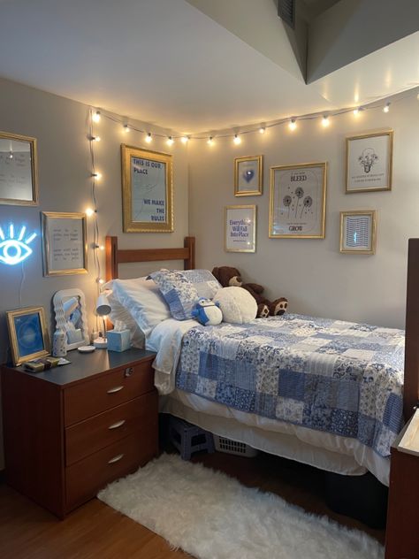 Navy Blue Dorm Room Ideas, Dorm Room Ideas Navy Blue, Blue Dorm Aesthetic, Classy Dorm Room, Luxury Dorm Room, Teen Bedroom Makeover, Blue Dorm, Dorm Room Layouts, Cozy Dorm Room