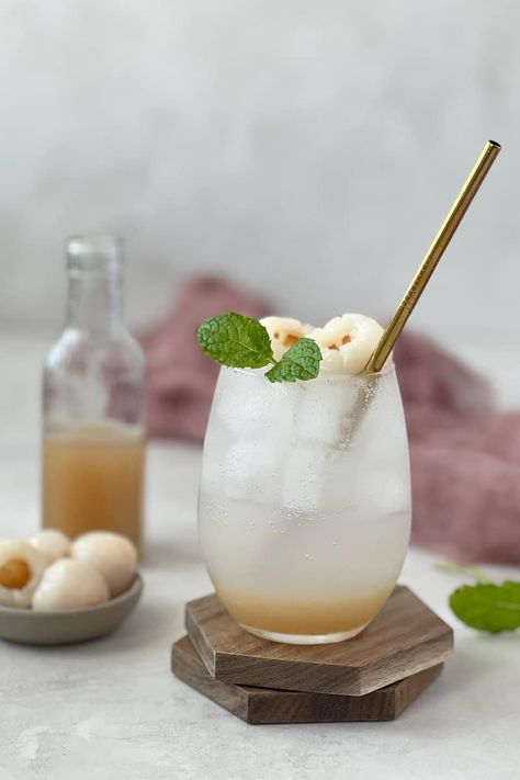 A chilled glass of iced lychee soda topped with whole lychees and mint leaves. Lychee Aesthetic, Lychee Bubble Tea, Lychee Drink, Lychee Syrup, Lychee Soda, Lychee Tea, Caramel Recipe Easy, Lychee Juice, Wallpaper Hippie