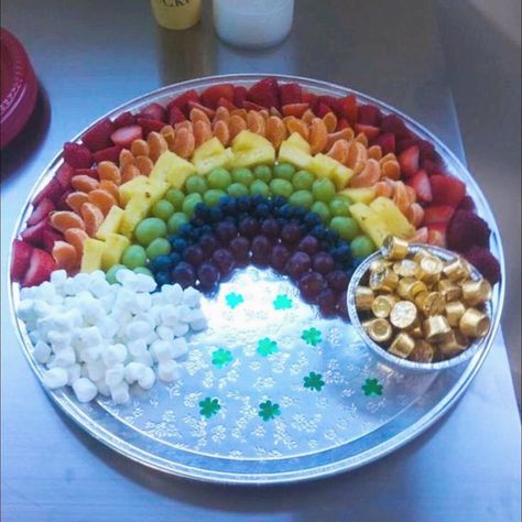 Taste the rainbow 🌈 St. Patrick’s Day ☘️ Super easy #rainbow #fruit #platter #stpatricksday #stpaddysday #irish #fun #easy #kids #crafts #xo 📸 unknown-Pinterest Rainbow Theme Food, Rainbow Platter, Rainbow Fruit Platter, Rainbow Fruit Platters, Rainbow Party Food, Easy Kids Crafts, Kid Meals, Rainbow Fruit, Kids Party Food