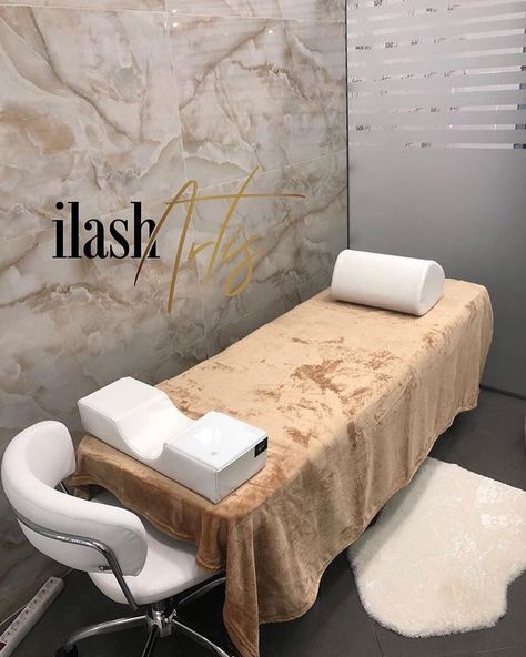 Lash Room Decorations on Instagram: “Gold x white - Rare color combo, but still one of our favorites! ✨ - Thanks for sending in your photo @ilashartis 😍 - DM your lash studio…” Lash Room Ideas, Tech Room, Lash Room Decor, Beauty Room Salon, Home Beauty Salon, Esthetician Room Decor, Esthetics Room, Spa Room Decor, Lash Studio