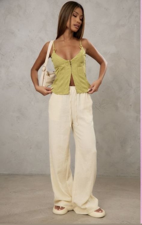 Cotton Pants Outfit, Linen Trousers Outfit, Look Da Festival, Cream Linen Pants, White Linen Trousers, Holiday Outfits Summer, Linen Pants Outfit, Summer Holiday Outfits, Top Bustier