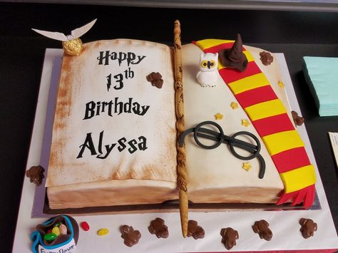 Harry Potter open book cake Harry Potter Theme Birthday Party, Harry Potter Book Cake, Open Book Cakes, Harry Potter Theme Cake, Gateau Harry Potter, Harry Potter Theme Birthday, Harry Potter Birthday Cake, How To Stack Cakes, Book Cakes