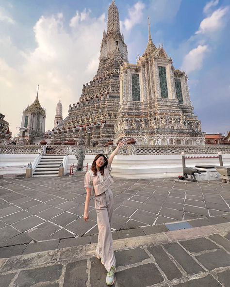 Taking all this beauty in🛕✨ #travel #temple #templeofdawn #watarun #wataruntemple #bangkok #thailand🇹🇭 #wheretogo #travelguide #traveldiaries Wat Arun, Thailand Instagram Pictures, Thailand Temple, Bangkok Photos, Thailand Pictures, Temple Thailand, Thailand Outfit, Travel Pose, Thailand Vacation