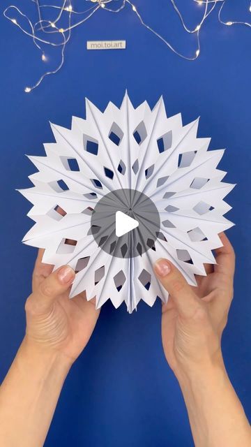 Moi.Toi.art on Instagram: "DIY 3D paper snowflake ❄️#papercrafts#papersn owflakes#snowflakes#pape rart#paprecut#paperart#pa
perartist#3dsnowflakes #moitoiart#christmasdecor
#paperwork#3ddevor#new york#london#paris#tokyo# milan#kviv" 3d Paper Snowflakes Diy, Easy Paper Decorations, 3d Paper Snowflakes, Snowflakes Diy, 3d Snowflake, Paper Snowflakes Diy, Diy Natal, Papercrafting Ideas, 3d Snowflakes