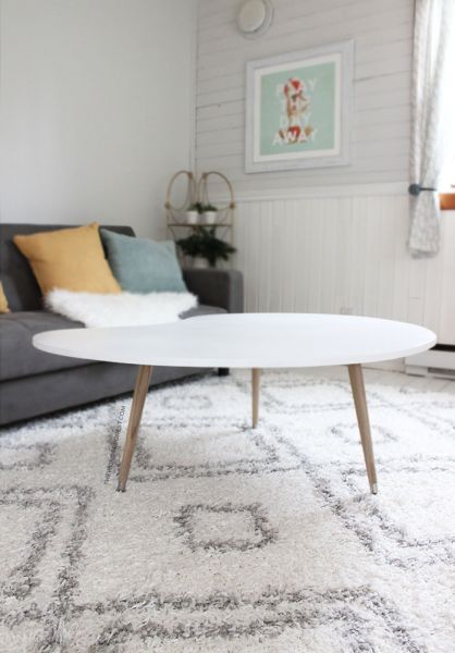 Make this DIY Mid Century Table for Under $50! Diy Mid Century Modern, Diy Mid Century, Mid Century Modern Coffee Table, Mid Century Modern Table, Mid Century Table, Diy Coffee Table, Table Diy, Modern Coffee Table, Mid Century Decor