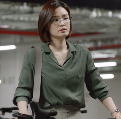 Hospital Playlist style Chae Song Hwa Outfits, Chae Songhwa, Chae Song Hwa, Olive Green Outfit, Curly Pixie Hairstyles, Hospital Playlist, Corporate Fashion, Stylish Work Outfits, Fashion Attire